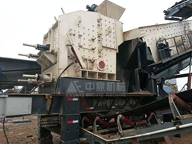 建筑垃圾破碎用什么設備？輪胎式移動破碎篩分站產量高又環保